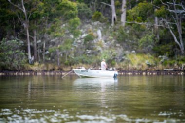 Suda küçük bir tekne.