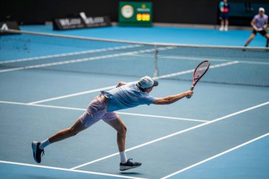 Profesyonel atlet tenisçi yazın Avustralya 'da bir tenis turnuvasında sahada oynuyor.
