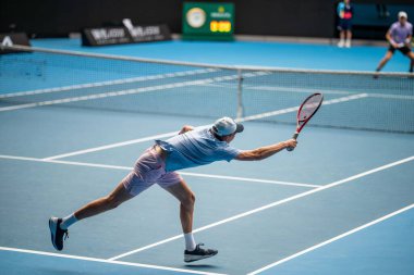 Profesyonel atlet tenisçi yazın Avustralya 'da bir tenis turnuvasında sahada oynuyor.