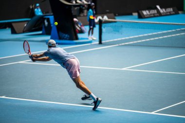 Profesyonel atlet tenisçi yazın Avustralya 'da bir tenis turnuvasında sahada oynuyor.