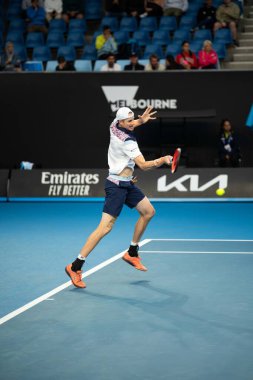 Genç adam stadyumda voleybol oynuyor.