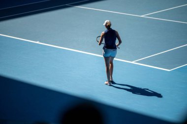 Avustralya 'da tenis maçı izleyip Melbourne Avustralya' da yemek yiyip içiyorlar.