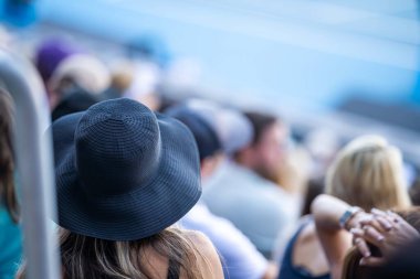 Avustralya 'da yaz aylarında tenis turnuvasında oynayan profesyonel bayan sporcu.