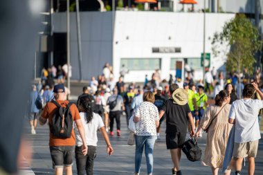 Avustralya 'da tenis maçı izleyip Melbourne Avustralya' da yemek yiyip içiyorlar.