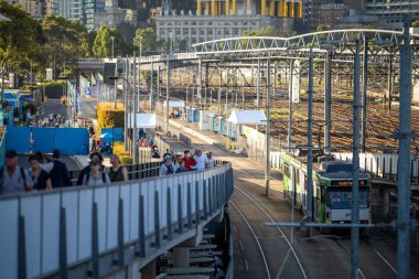 Avustralya 'da tenis maçı izleyip Melbourne Avustralya' da yemek yiyip içiyorlar.