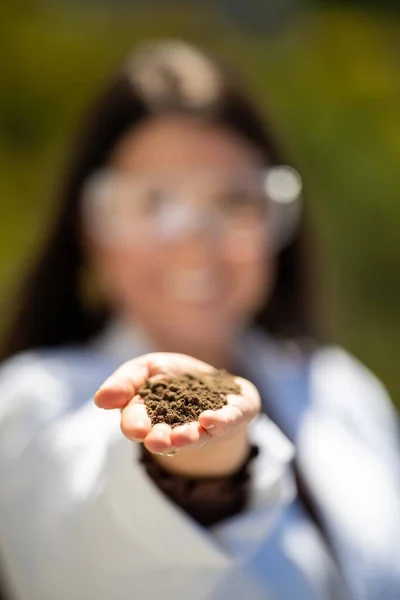 Kadın Toprak Bilimci Pipette Toprak Çözeltisi Bir Laboratuarda Avusturalya Tarımında — Stok fotoğraf