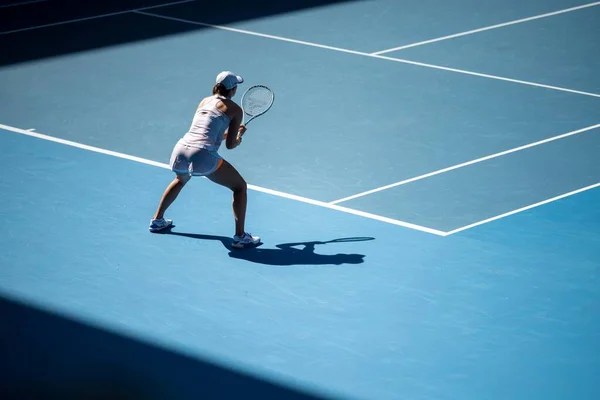 Tennisfan Beobachtet Ein Tennismatch Bei Den Australian Open Beim Essen — Stockfoto