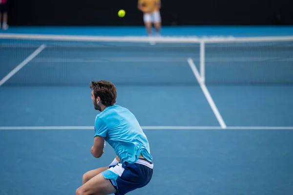 テニスファンがメルボルンでオーストラリアオープンの飲食店でテニスの試合を見て — ストック写真