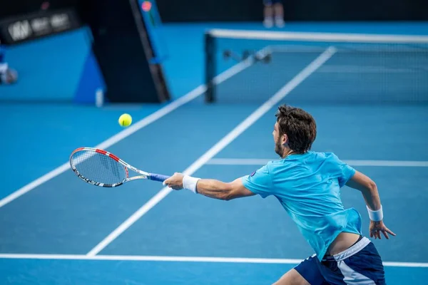 Avustralya 'da tenis maçı izleyip Melbourne Avustralya' da yemek yiyip içiyorlar.