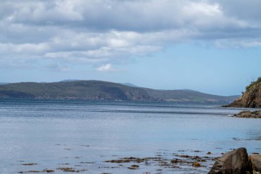 Deniz kıyısının güzel manzarası