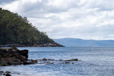 Güzel deniz manzarası ve kumsal.