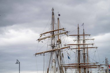 Denizde yelkenli teknesi