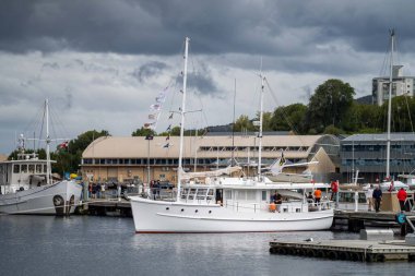 İsrail 'in kuzeyinde Akdeniz' in limanı.