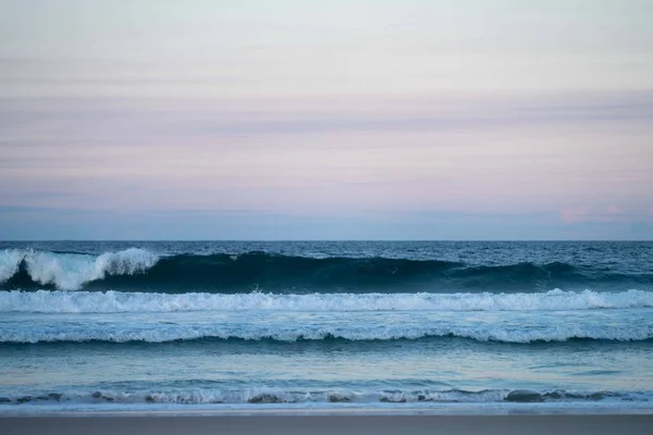 Sahilde Dalgaları Olan Güzel Bir Deniz Manzarası — Stok fotoğraf