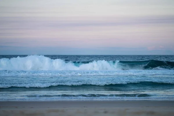 Eine Schöne Aufnahme Des Meeres Mit Einem Schönen Blauen Himmel — Stockfoto