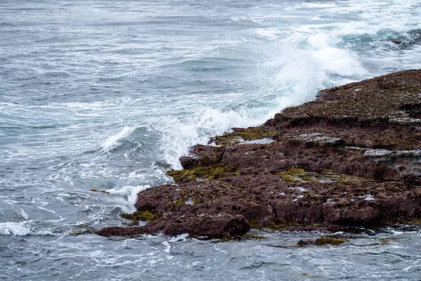 Ένα Κάθετο Πλάνο Της Βραχώδους Ακτής Της Θάλασσας Στον Συννεφιασμένο — Φωτογραφία Αρχείου