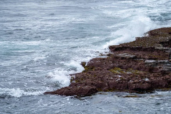 Okyanus Dalgaları Kıyıdaki Kayalıklarda — Stok fotoğraf