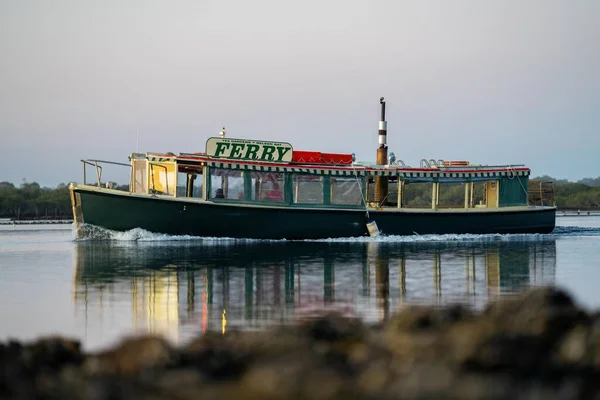 Ferry Madera Río Que Cruza Atardecer Australia Atardecer —  Fotos de Stock