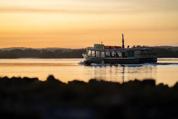 Houten Veerboot Een Rivier Oversteek Bij Zonsondergang Australië Bij Zonsondergang — Stockfoto