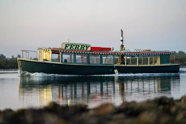 Ferry Madera Río Que Cruza Atardecer Australia Atardecer —  Fotos de Stock