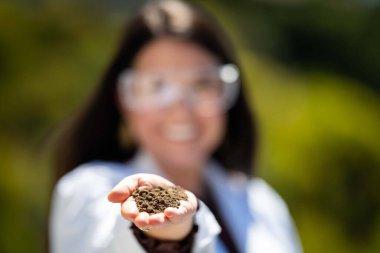 Bilim laboratuarında çalışan kadın bir bilim adamı. Gmo bitkisi araştırması. Avustralya 'da iklim değişikliği araştırması