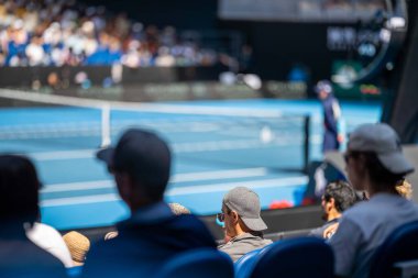 Profesyonel bayan atlet Tenis oyuncusu yazın tenis turnuvasında sahada oynuyor.