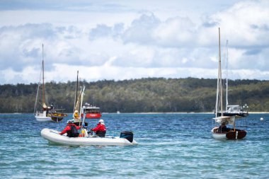 Sudaki ahşap tekne, Hobart Tazmanya Australia 'daki ahşap tekne festivalinde.