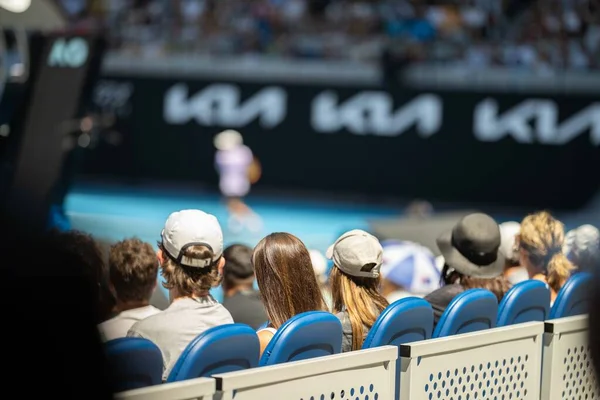アマチュアはオーストラリアのメルボルンで開催されたトーナメントでテニスをし 草の上で試合をします — ストック写真