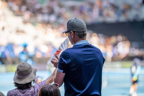 Tennis Fan Watching Tennis Match Australian Open Eating Food Drinking — Φωτογραφία Αρχείου