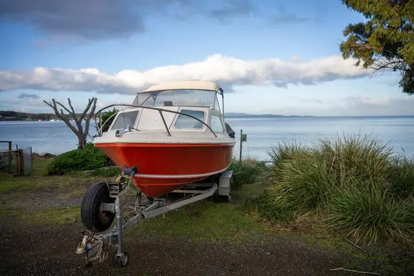 Маленький Човен Припаркований Пляжі Озера — стокове фото