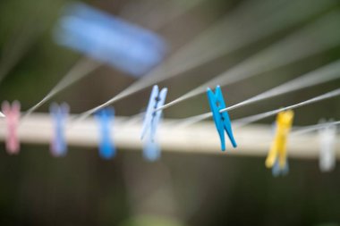 Avustralya 'da bir evin önündeki çamaşır ipinde renkli askılar.