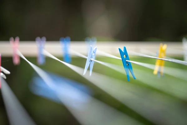 Avustralya Bir Evin Önündeki Çamaşır Ipinde Renkli Askılar — Stok fotoğraf