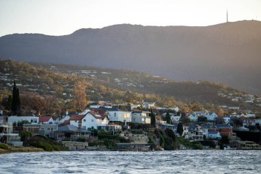 Hobart 'ta derenin kıyısındaki evler Winte' de.