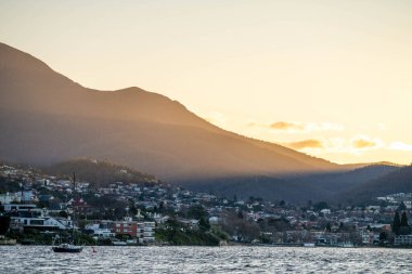 Hobart 'ta derenin kıyısındaki evler Winte' de.