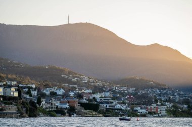 Hobart 'ta derenin kıyısındaki evler Winte' de.