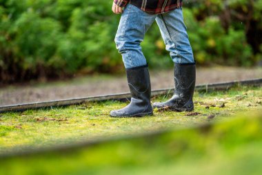 Kadın çiftçi tarımda şapkasıyla çalışıyor.