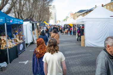 Hobart Avusturalya 'daki Salamanca pazarında turist.