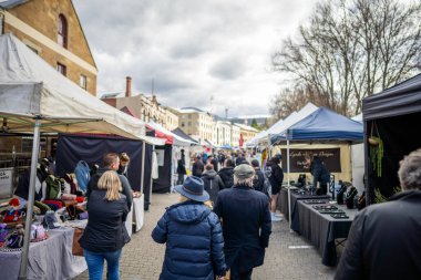 Avustralya 'da bir parkta hafta sonu pazarı. Hobart 'ta meyve ve sebze satan aile ve insanlar.