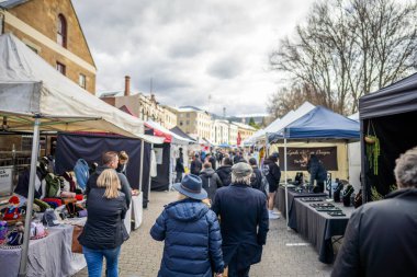 Avustralya 'da bir şehirde hafta sonu pazarında alışveriş yapan insanlar.