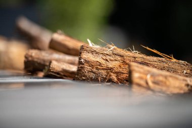 Kışın bir evin yanındaki odun yığını.