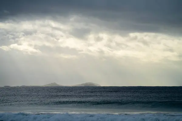 Piękna Australijska Plaża Falami Wyspą Zmierzchu — Zdjęcie stockowe