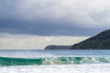 Queensland Avustralya 'da alacakaranlıkta kumsalda yazın dalgalar kırılıyor.