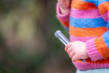 Dışarıda test tüpü olan çocuk.