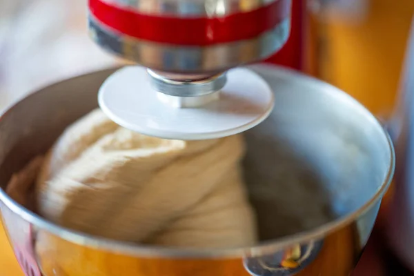 Ekmek Hamurunu Mutfakta Karıştırmak — Stok fotoğraf