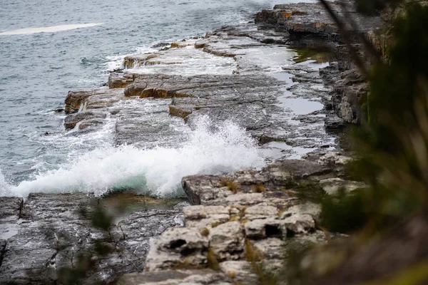 Wellen Krachen Auf Die Felsen — Stockfoto