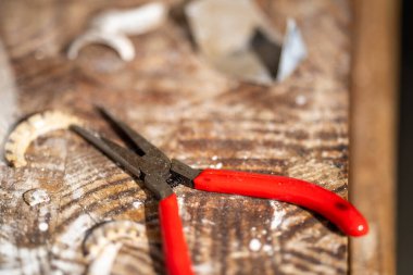 Aletlerle çim ve kabuk mücevheri yapmak