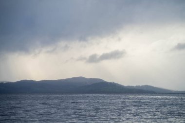Suyun üzerindeki bulutlarda ışınlar