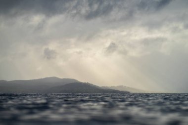 Suyun üzerindeki bulutlarda ışınlar