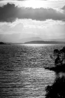 İlkbaharda su ışınları üzerinde bir ada