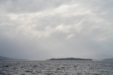 Avustralya 'da su üzerinde ada ve orman